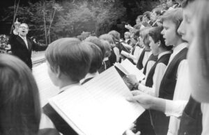 Der Thomanerchor unter der Leitung von Hans-Joachim Rotzsch bei den 15. Arbeiterfestspielen in Erfurt (1974)