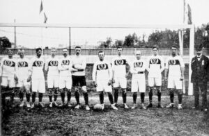 Karl Uhle (3. v.r.) mit der A-Nationalmannschaft am 1. Juli 1912