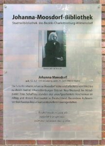 Gedenktafel an der nach Johanna Moosdorf benannten Bibliothek, Westendallee 45, in Berlin-Westend