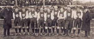 Walter Hempel mit der deutschen Fußballnationalmannschaft am 5. April 1908 (7. v. l.)