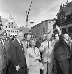 Walter Kresse (links) neben Erich Honecker, Lotte und Walter Ulbricht zur Leipziger Herbstmesse 1964