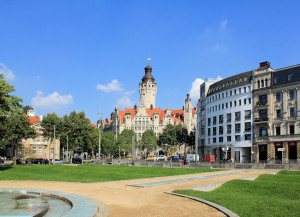 Blick vom Simsonplatz zum Neuen Rathaus