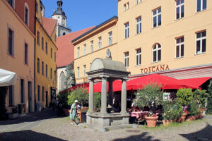 Holzmarkt mit Brunnen des Röhrwassers