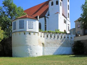 Stadtmauer mit Schalenturm hinter der Marienkirche in Torgau