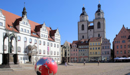 Markt mit Rathaus und Stdatkirche in der Lutherstadt Wittenberg